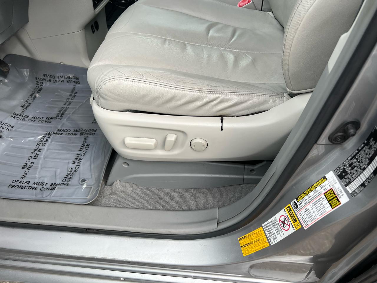 Toyota Sienna 5dr 7-Pass Van V6 XLE AWD (Natl) 2011