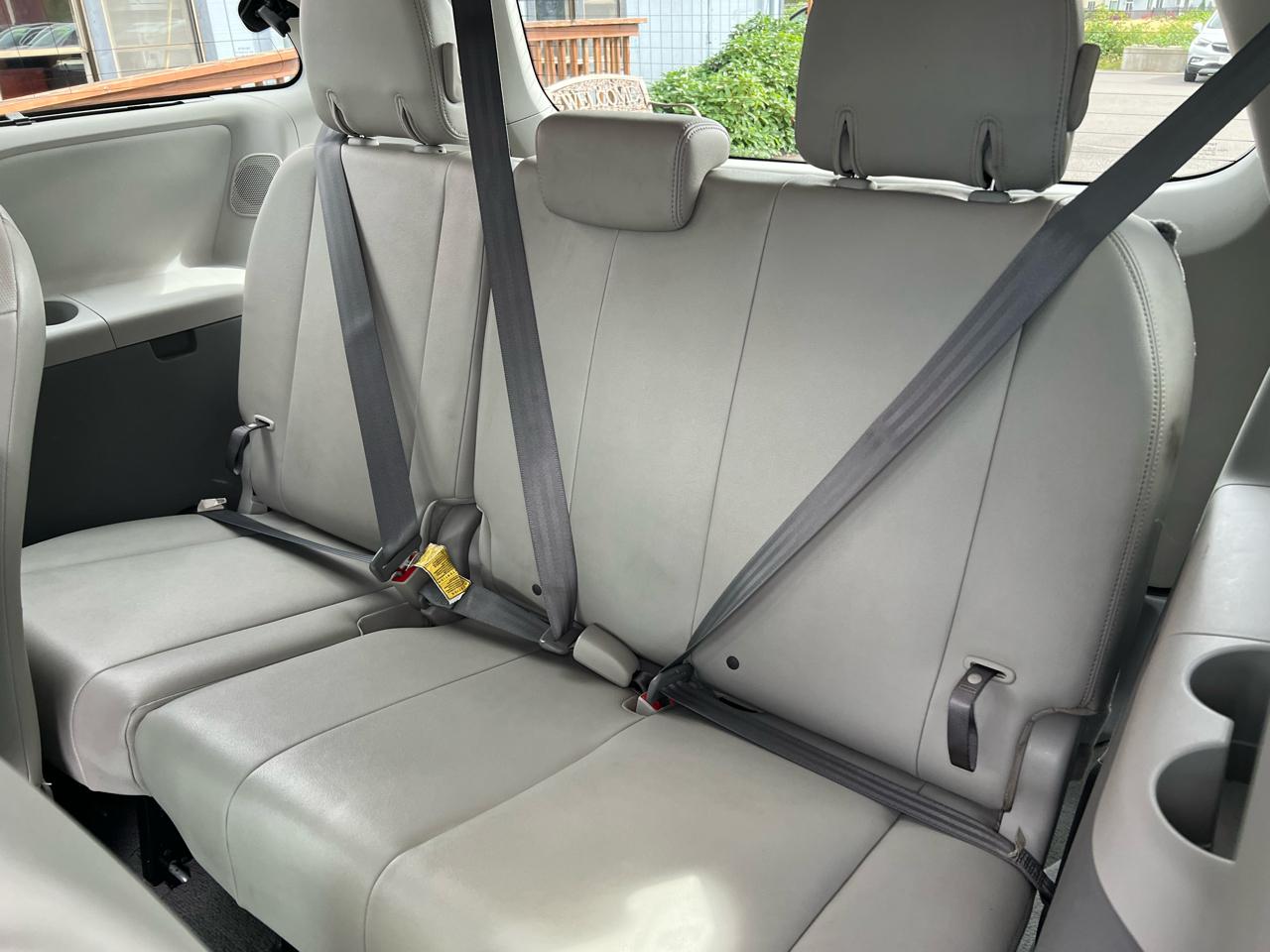 Toyota Sienna 5dr 7-Pass Van V6 XLE AWD (Natl) 2011