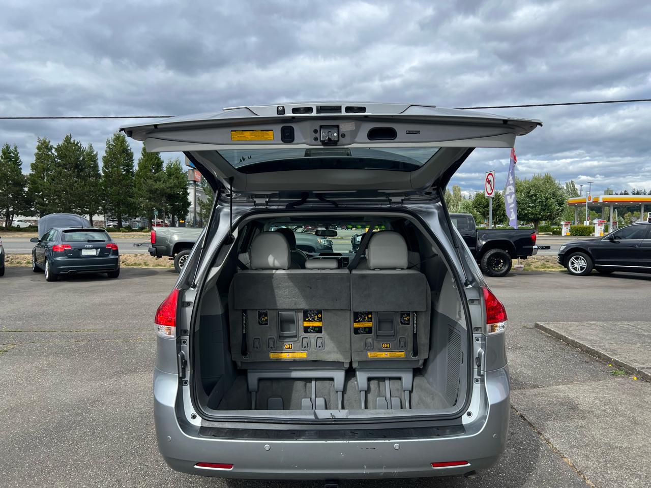 Toyota Sienna 5dr 7-Pass Van V6 XLE AWD (Natl) 2011