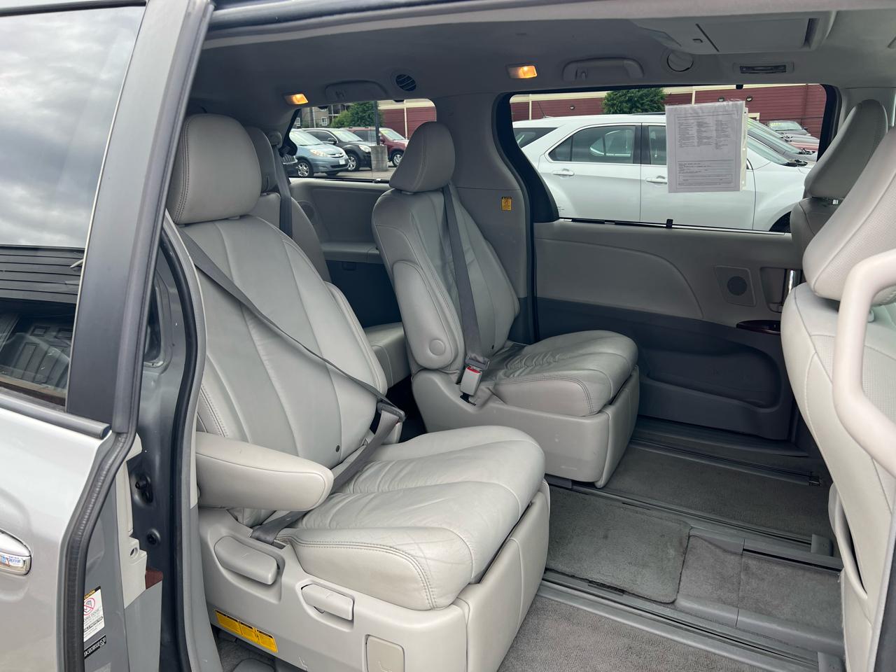 Toyota Sienna 5dr 7-Pass Van V6 XLE AWD (Natl) 2011