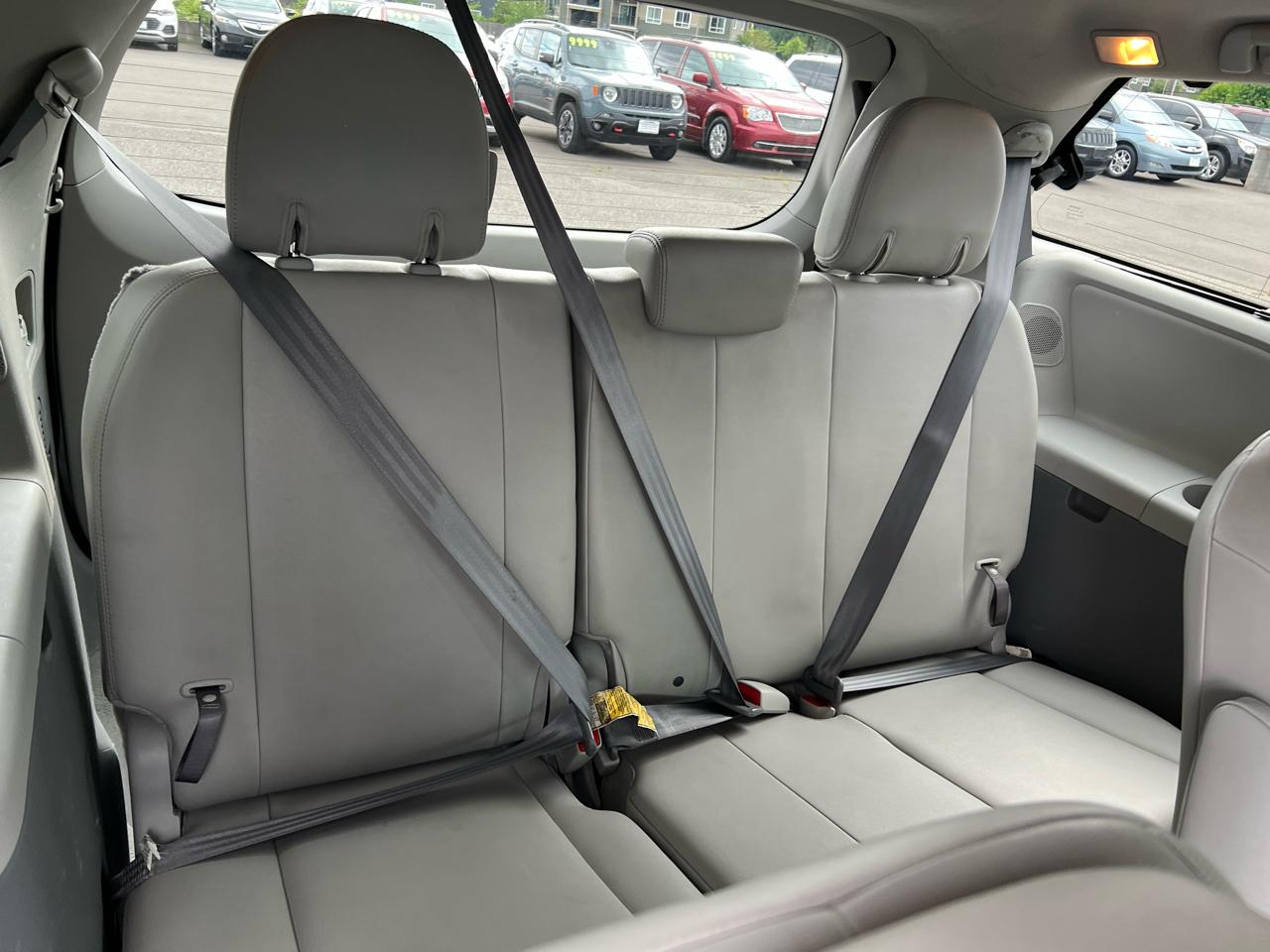 Toyota Sienna 5dr 7-Pass Van V6 XLE AWD (Natl) 2011