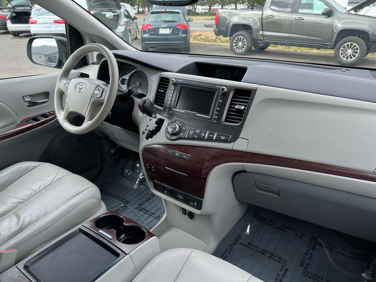 Toyota Sienna 5dr 7-Pass Van V6 XLE AWD (Natl) 2011