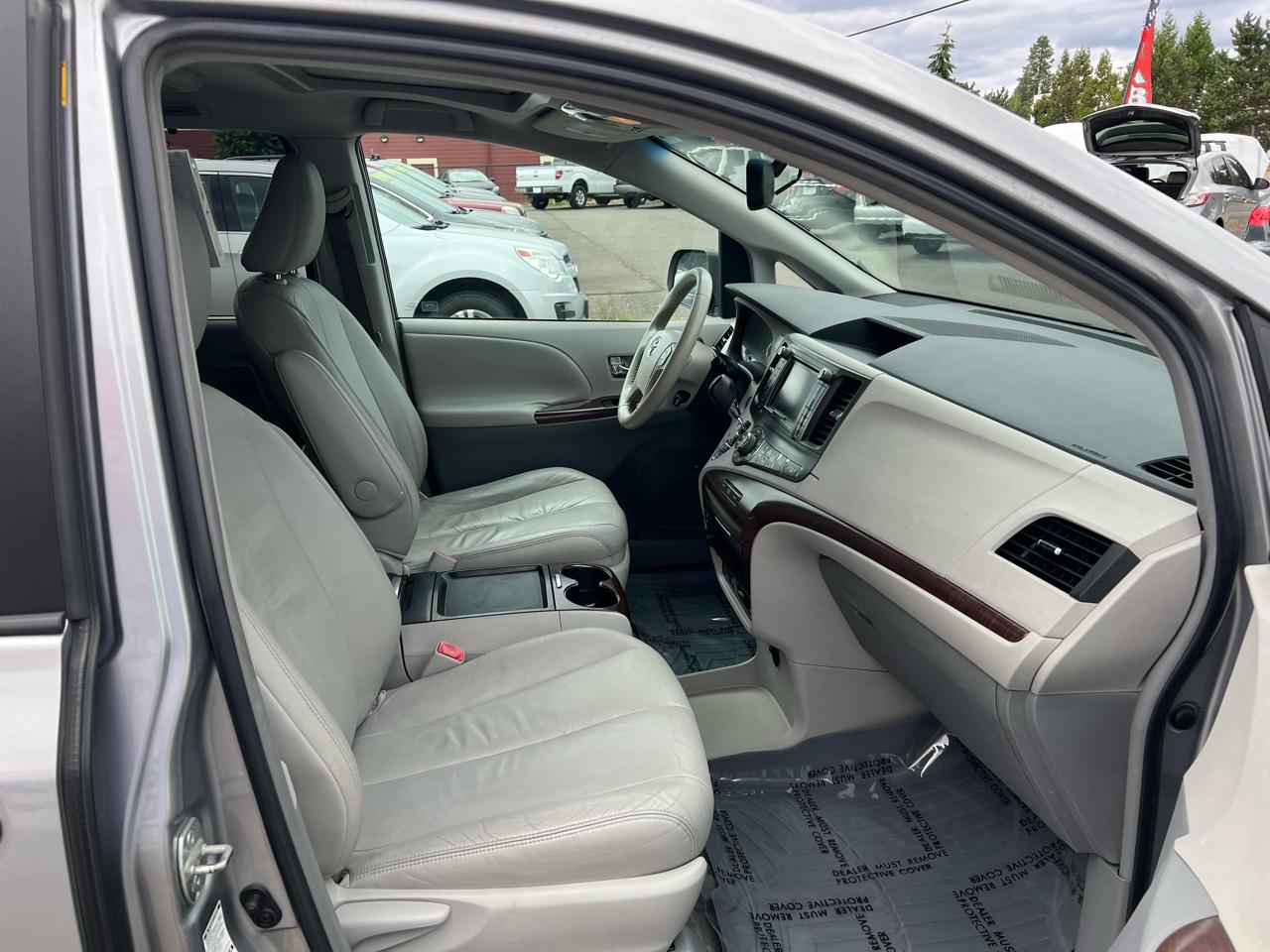Toyota Sienna 5dr 7-Pass Van V6 XLE AWD (Natl) 2011