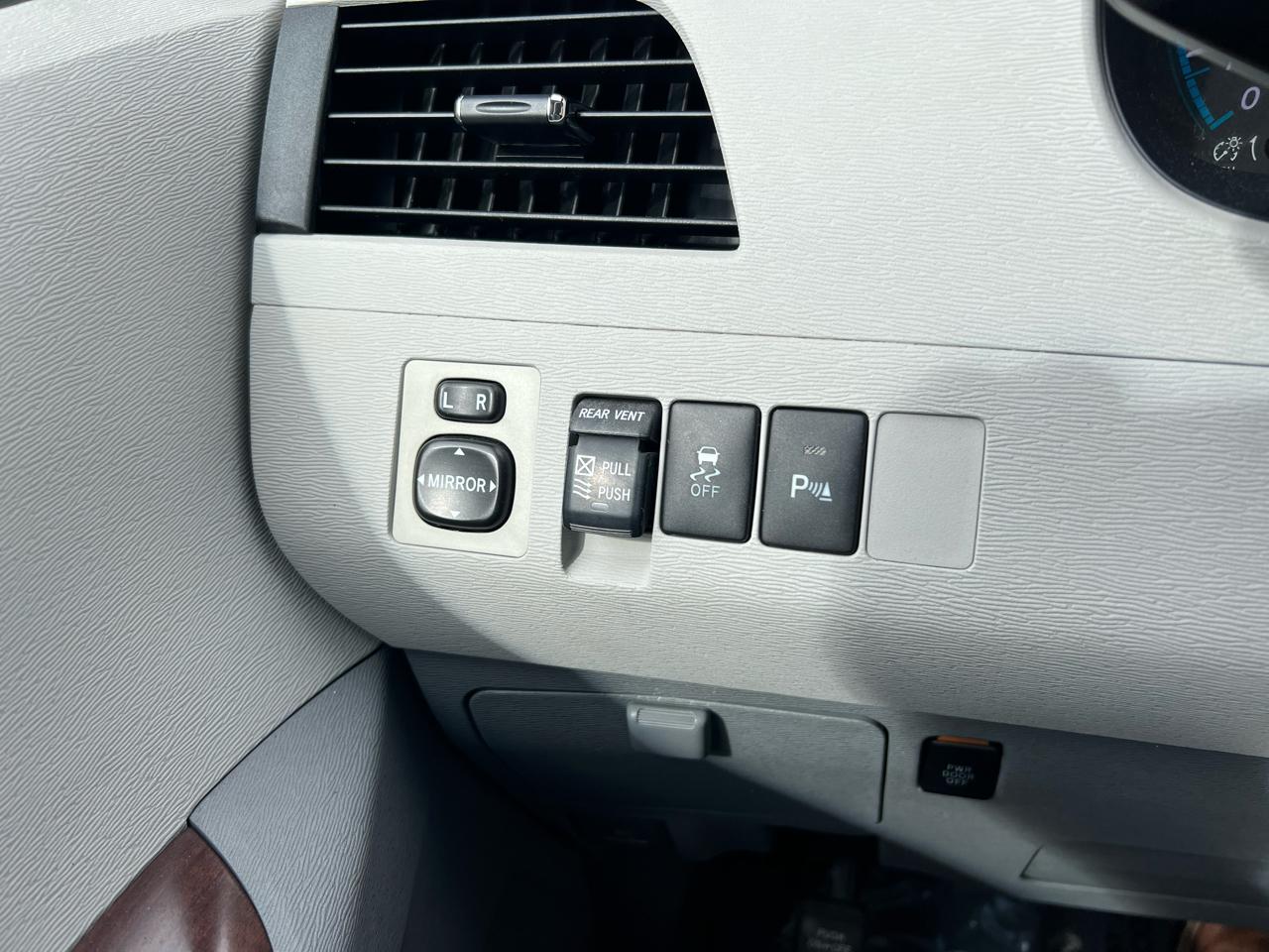Toyota Sienna 5dr 7-Pass Van V6 XLE AWD (Natl) 2011