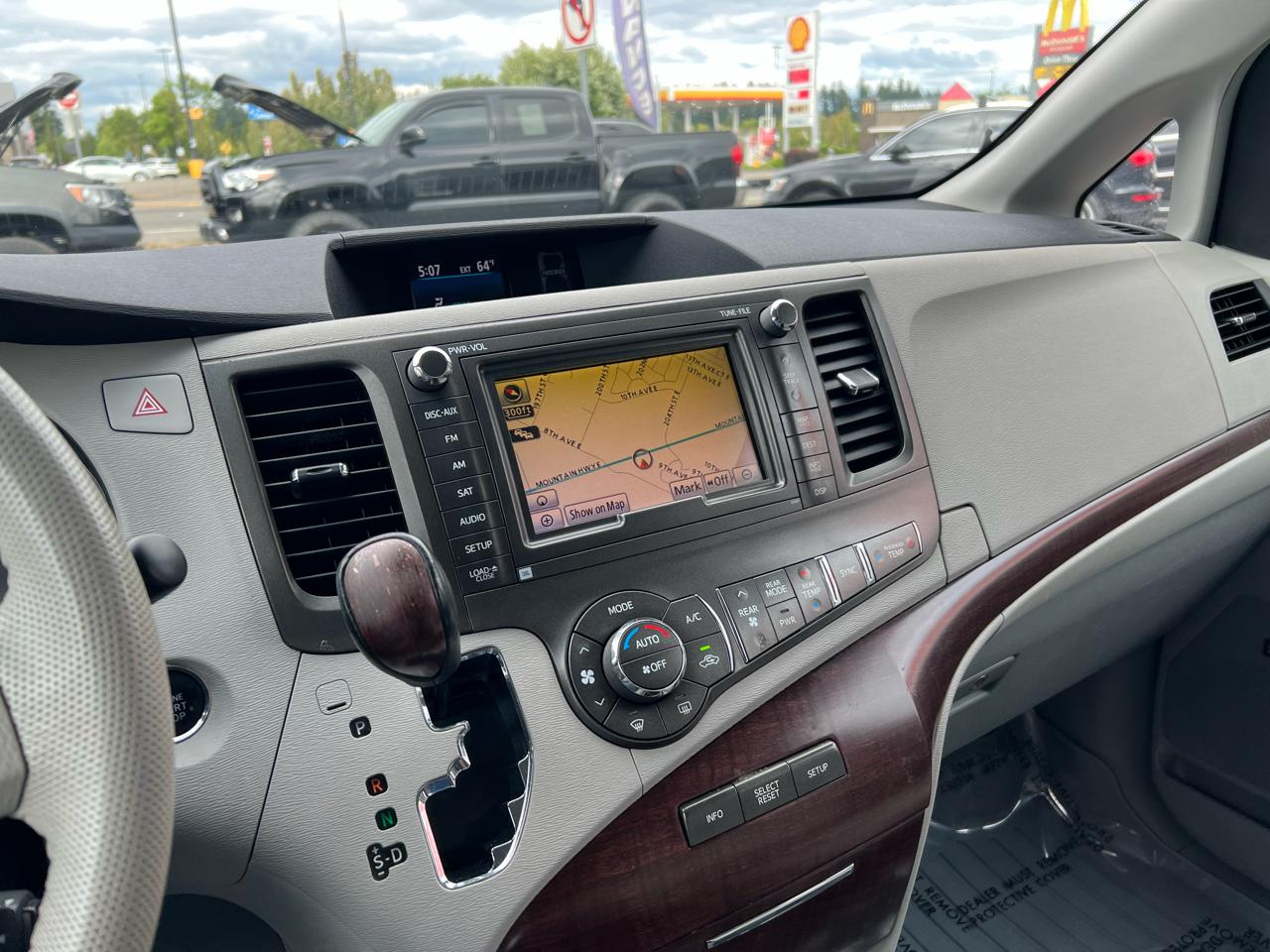 Toyota Sienna 5dr 7-Pass Van V6 XLE AWD (Natl) 2011