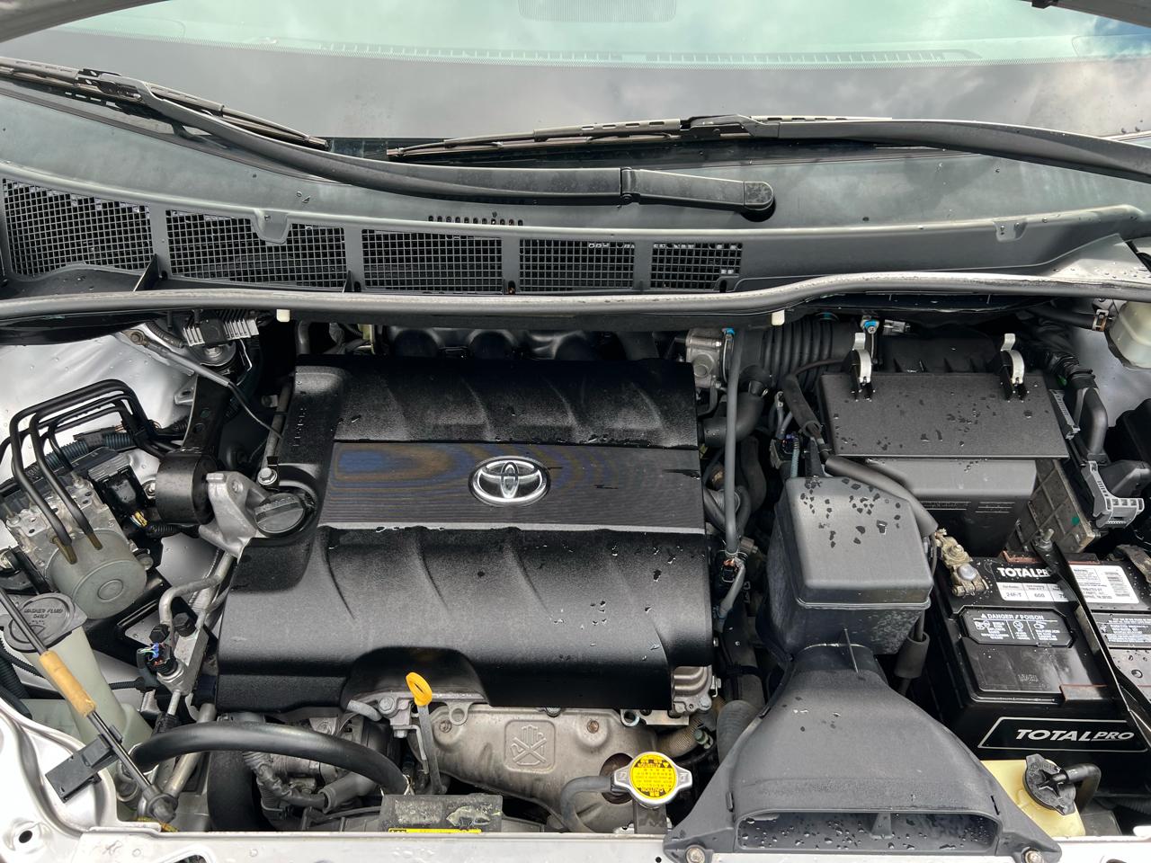 Toyota Sienna 5dr 7-Pass Van V6 XLE AWD (Natl) 2011