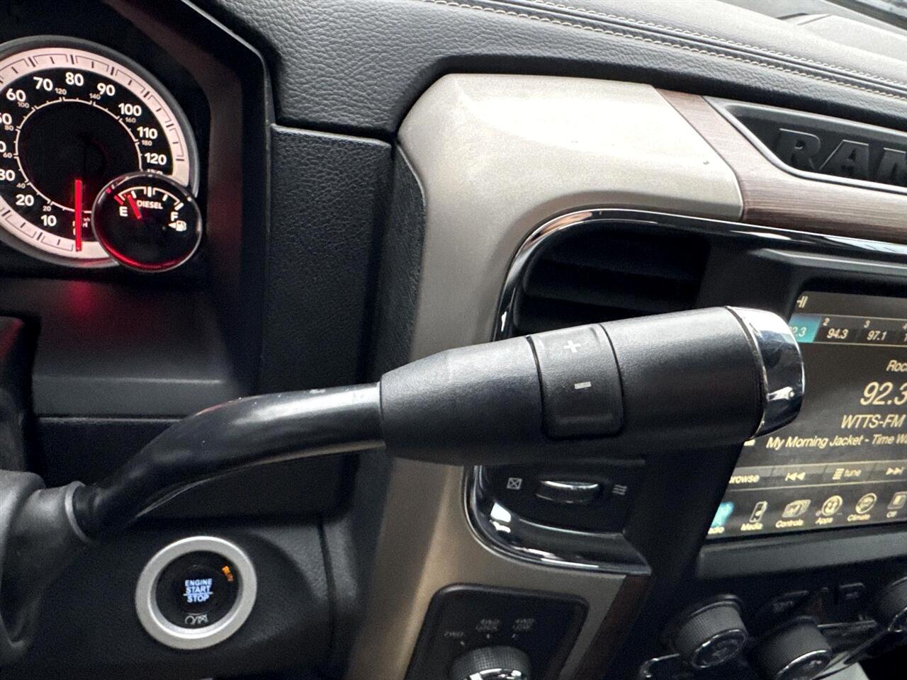 RAM 2500 Laramie 4x4 Crew Cab 6'4" Box 2017