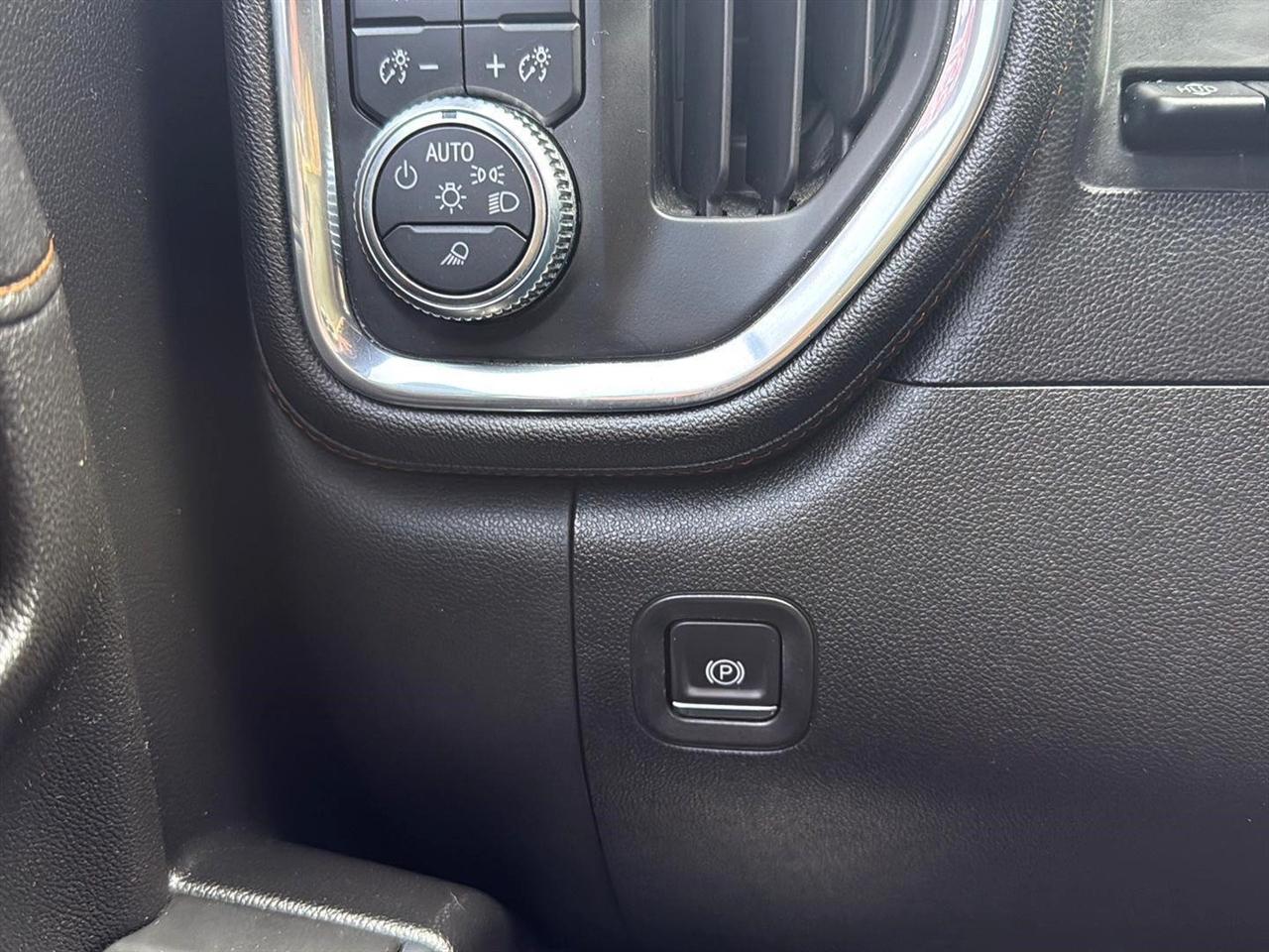 GMC Sierra 1500 4WD Crew Cab 147" AT4 2021