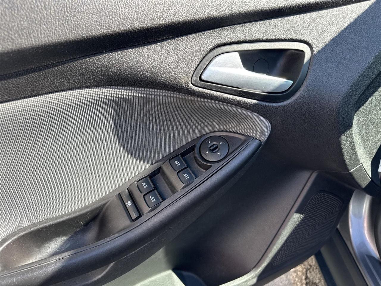 Ford Focus 4dr Sdn SE 2014