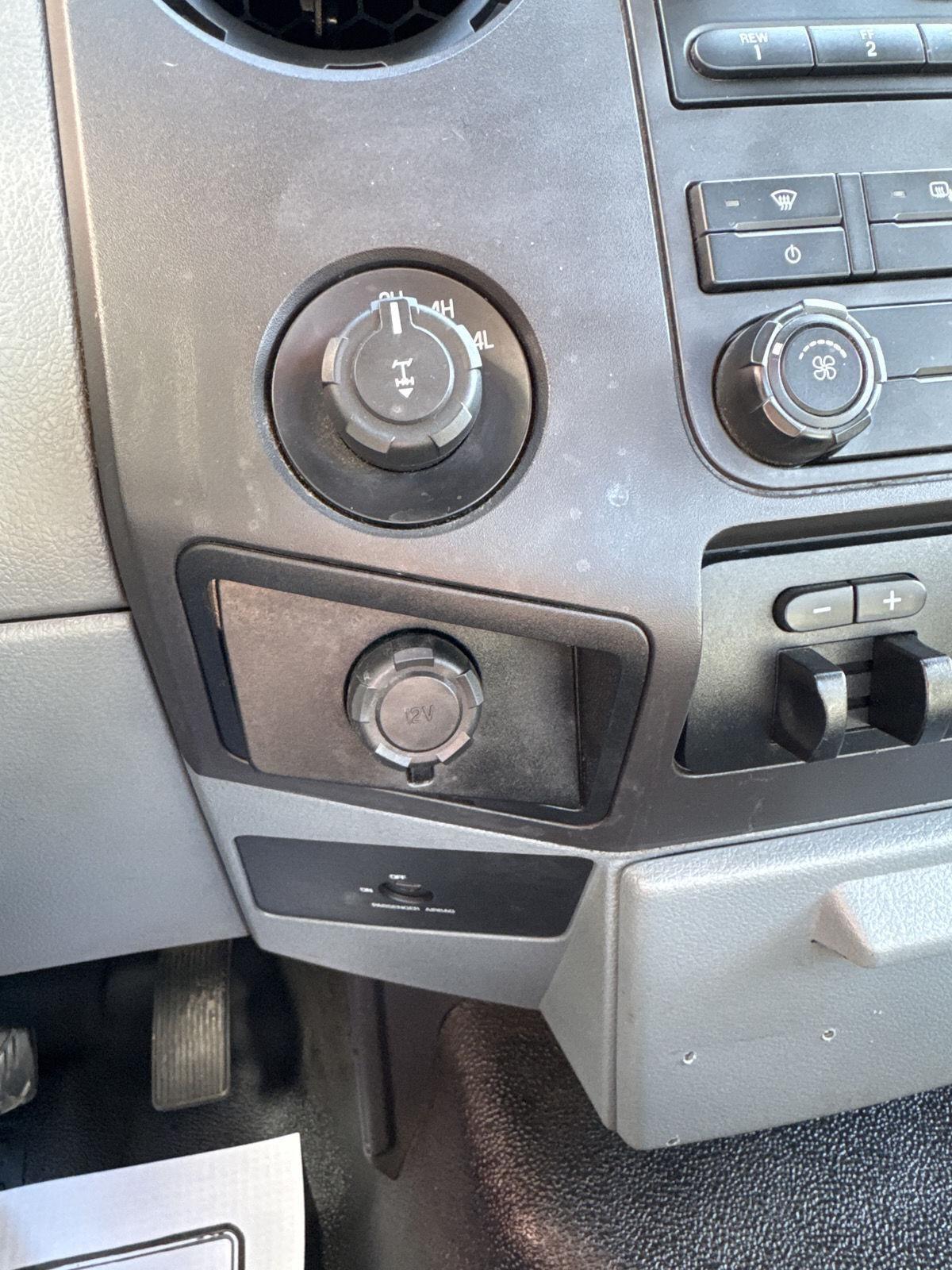 Ford Super Duty F-250 SRW 4WD Reg Cab 137" XLT 2011