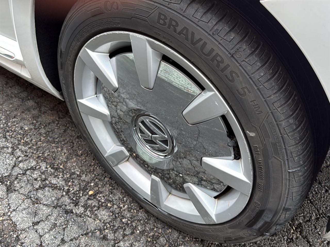 Volkswagen Beetle 2dr Cpe Auto 2.5L PZEV 2012