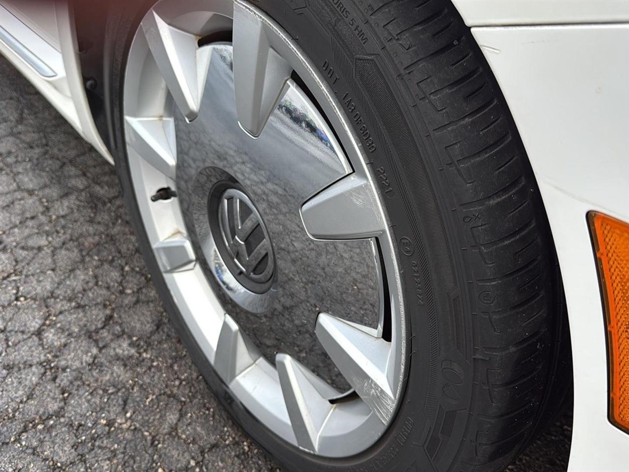 Volkswagen Beetle 2dr Cpe Auto 2.5L PZEV 2012