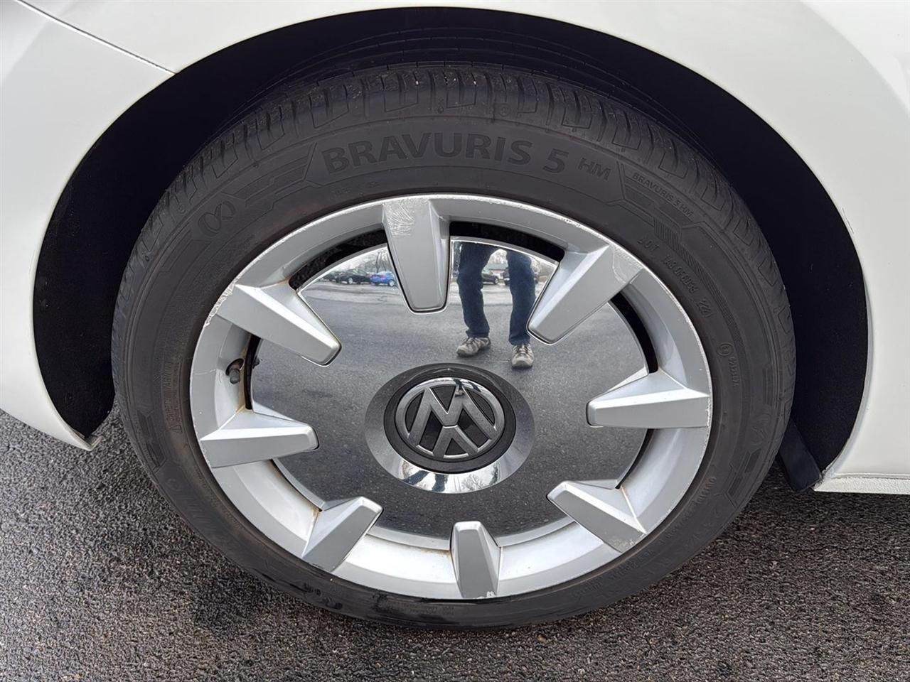 Volkswagen Beetle 2dr Cpe Auto 2.5L PZEV 2012