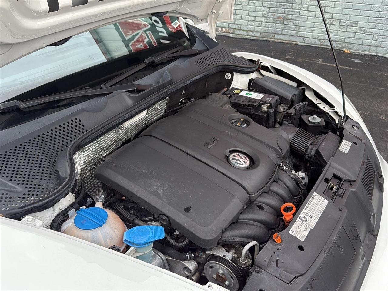 Volkswagen Beetle 2dr Cpe Auto 2.5L PZEV 2012