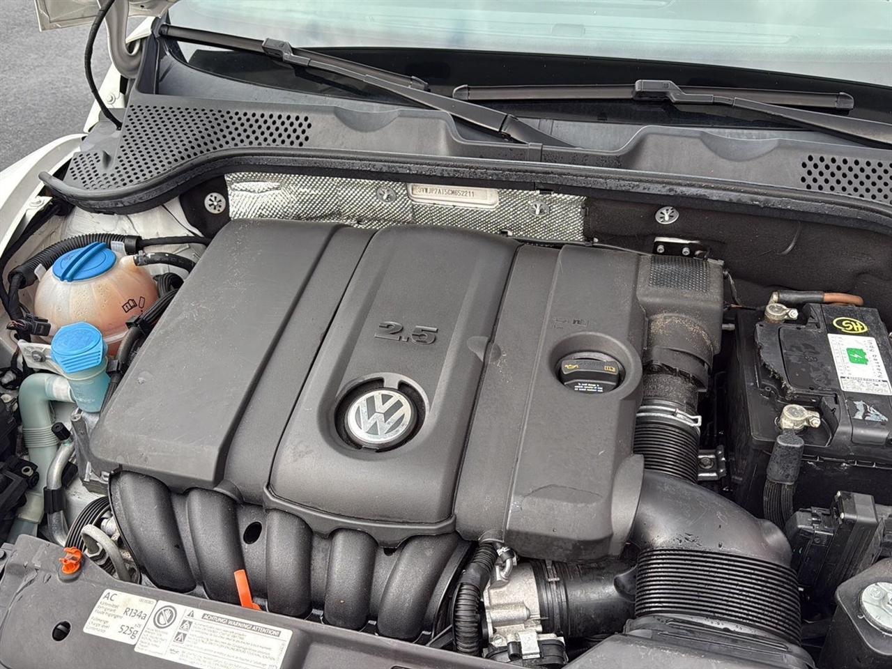 Volkswagen Beetle 2dr Cpe Auto 2.5L PZEV 2012