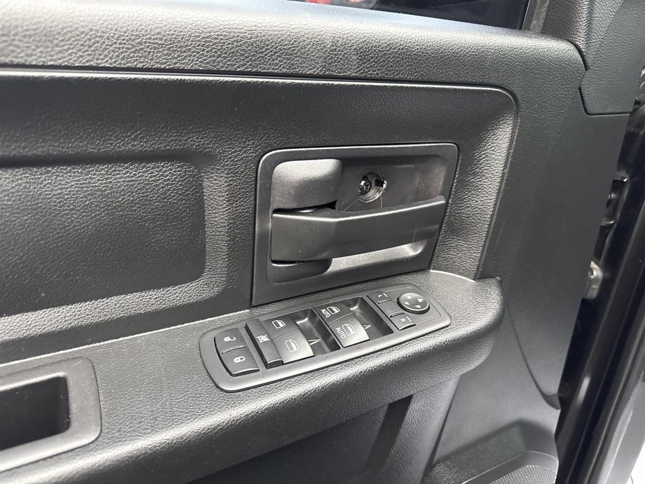 RAM 2500 Tradesman 4x4 Crew Cab 6'4" Box 2017