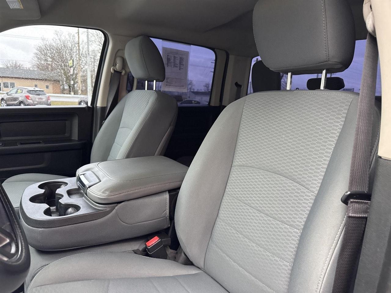 RAM 2500 Tradesman 4x4 Crew Cab 6'4" Box 2017