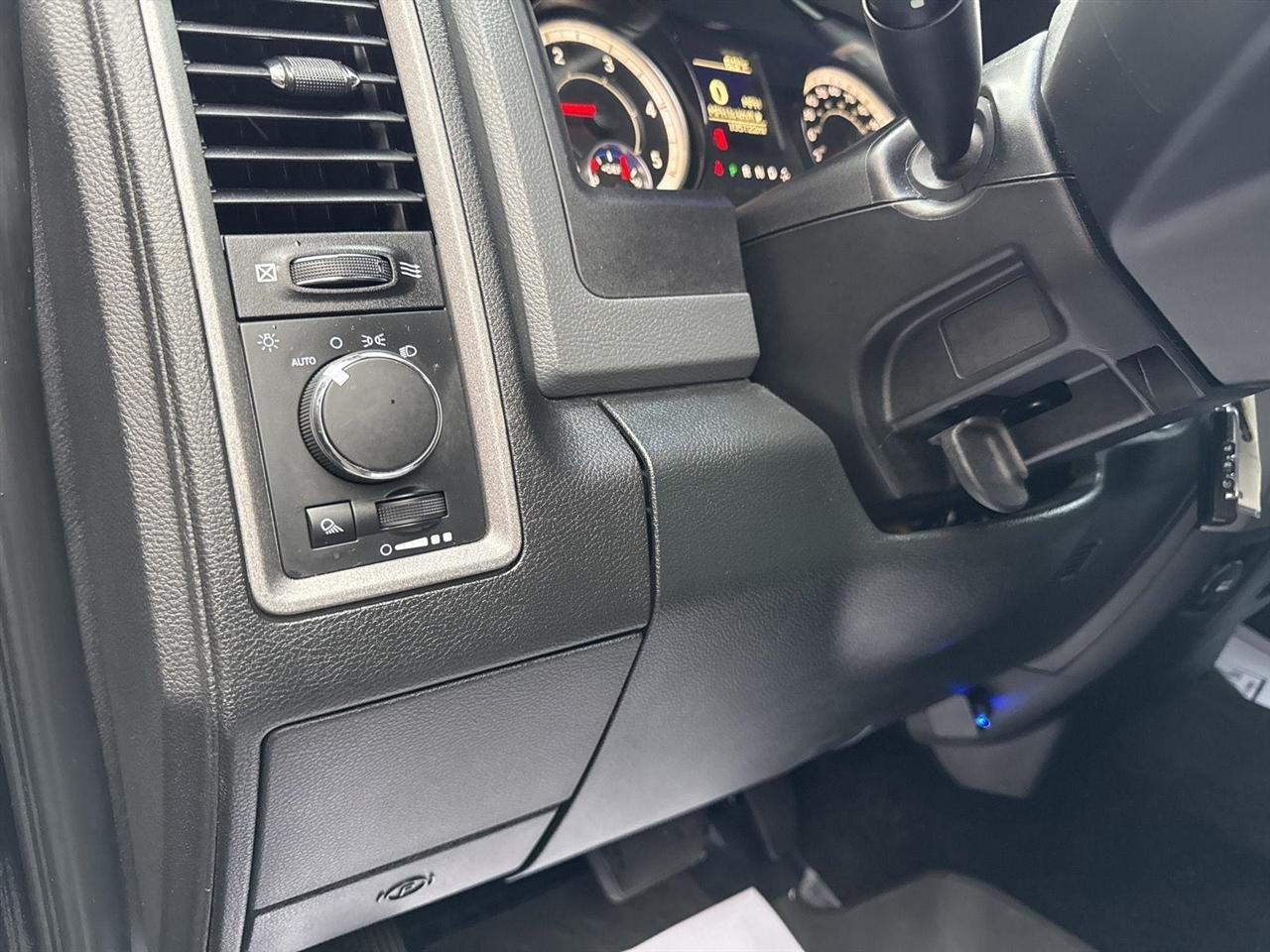 RAM 2500 Tradesman 4x4 Crew Cab 6'4" Box 2017