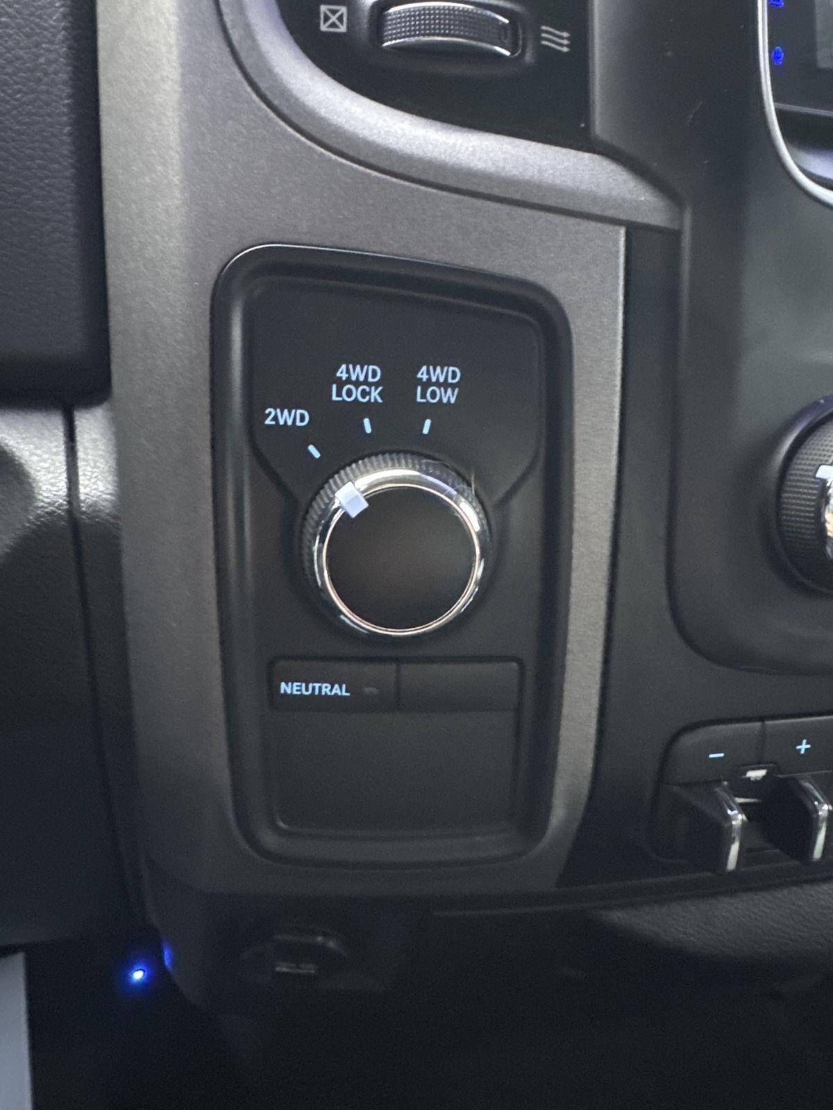 RAM 2500 Tradesman 4x4 Crew Cab 6'4" Box 2017