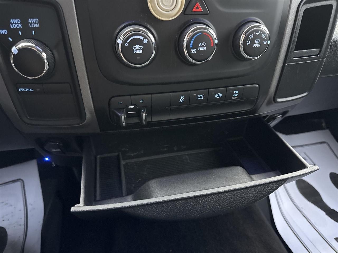 RAM 2500 Tradesman 4x4 Crew Cab 6'4" Box 2017