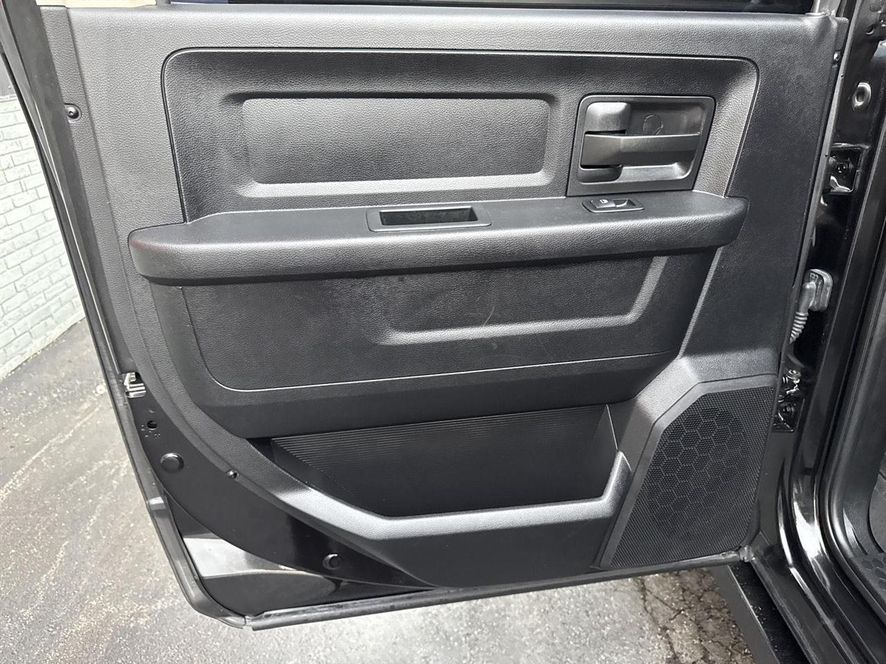 RAM 2500 Tradesman 4x4 Crew Cab 6'4" Box 2017