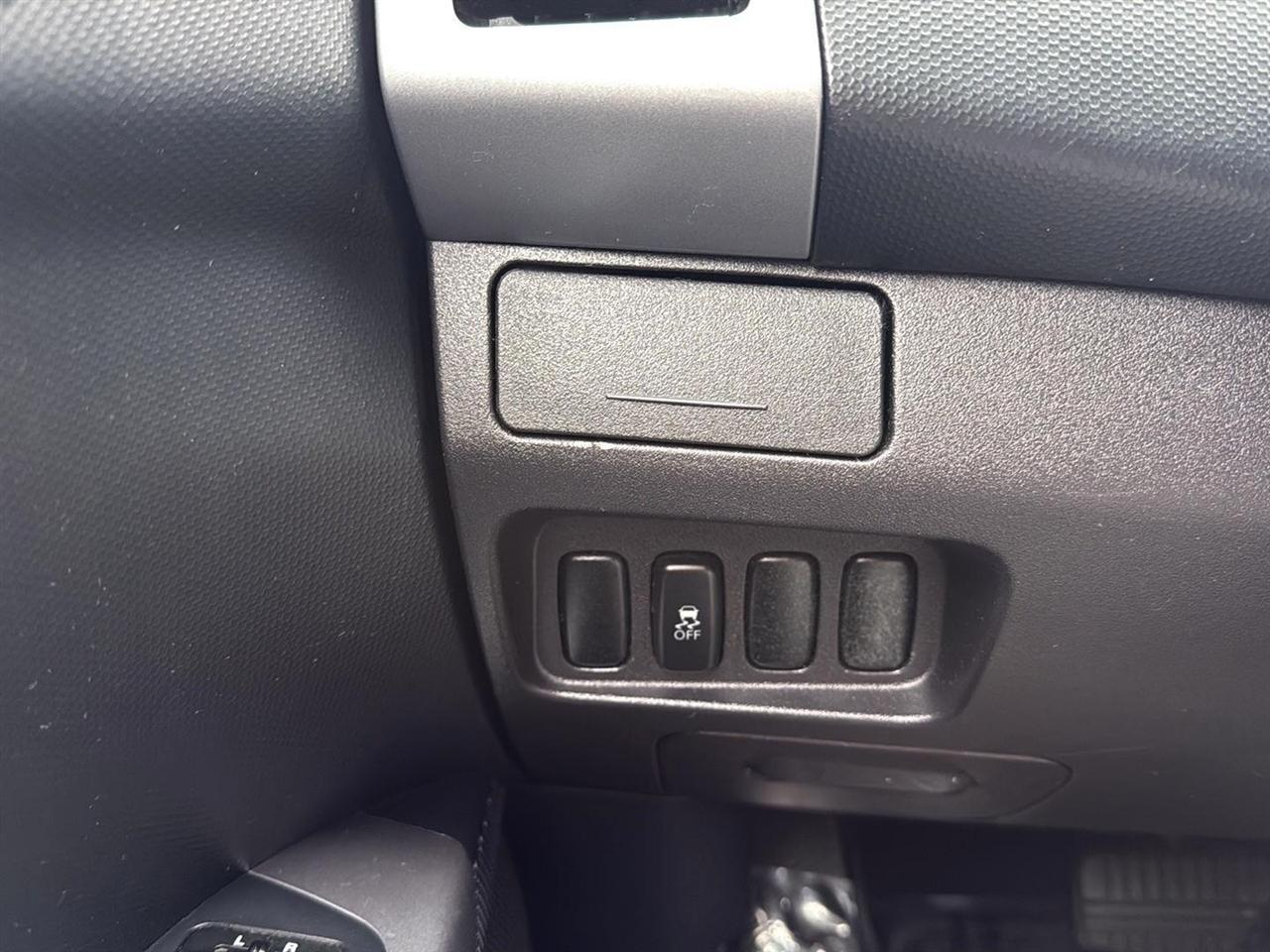 Mitsubishi Outlander 2WD 4dr SE 2012