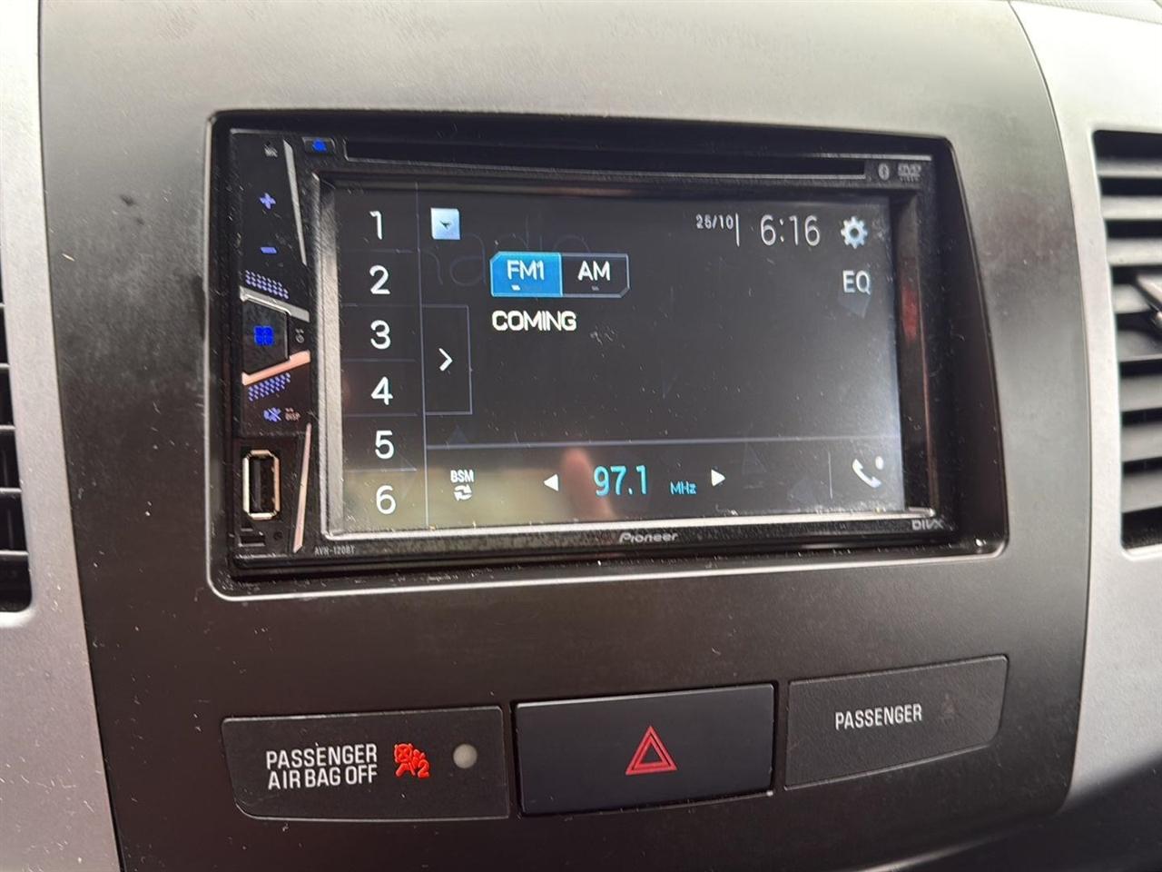 Mitsubishi Outlander 2WD 4dr SE 2012