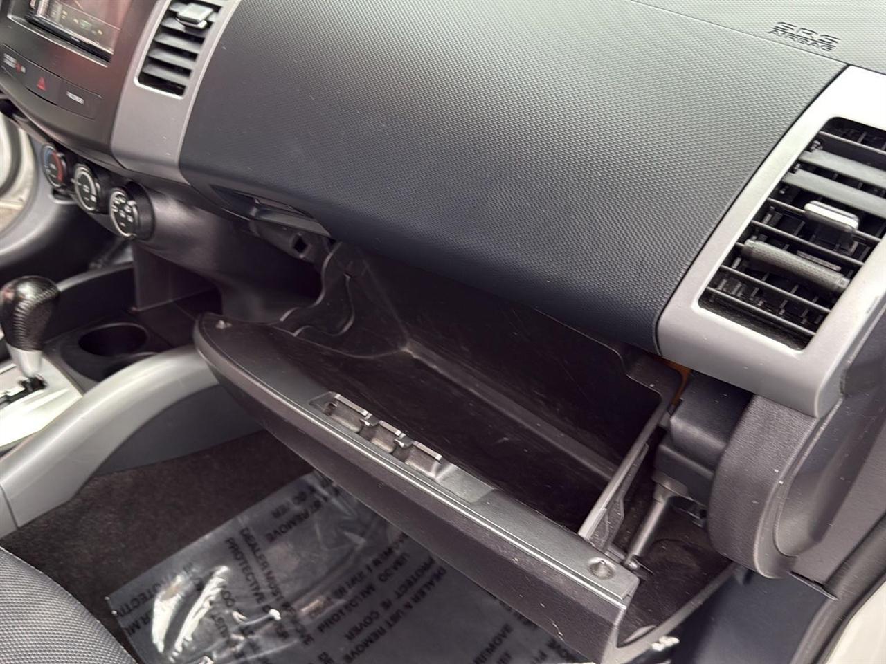 Mitsubishi Outlander 2WD 4dr SE 2012