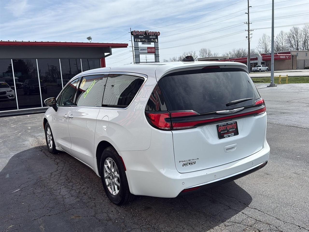 Chrysler Pacifica Touring L FWD 2023