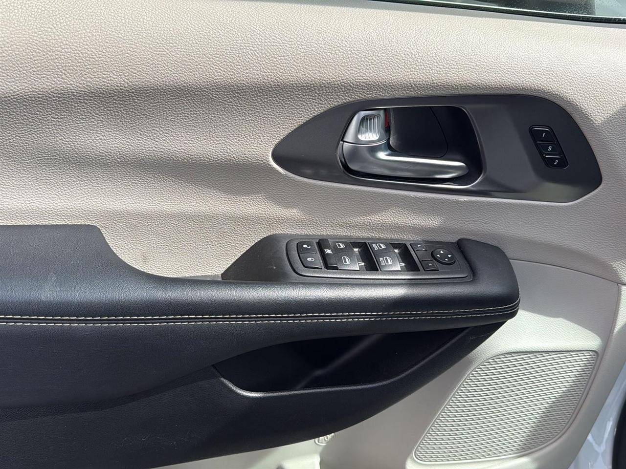 Chrysler Pacifica Touring L FWD 2023