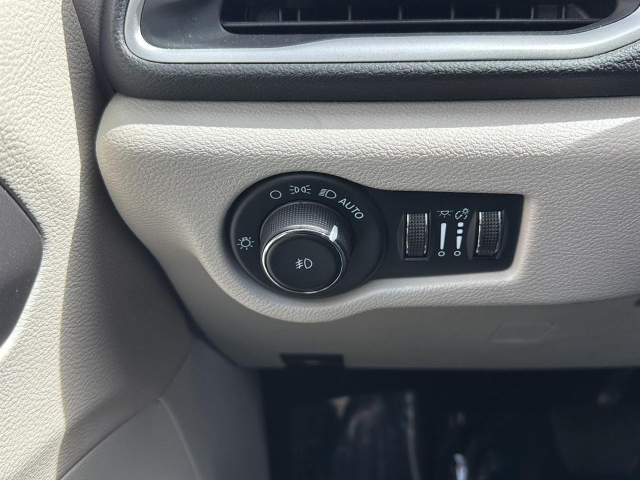 Chrysler Pacifica Touring L FWD 2023