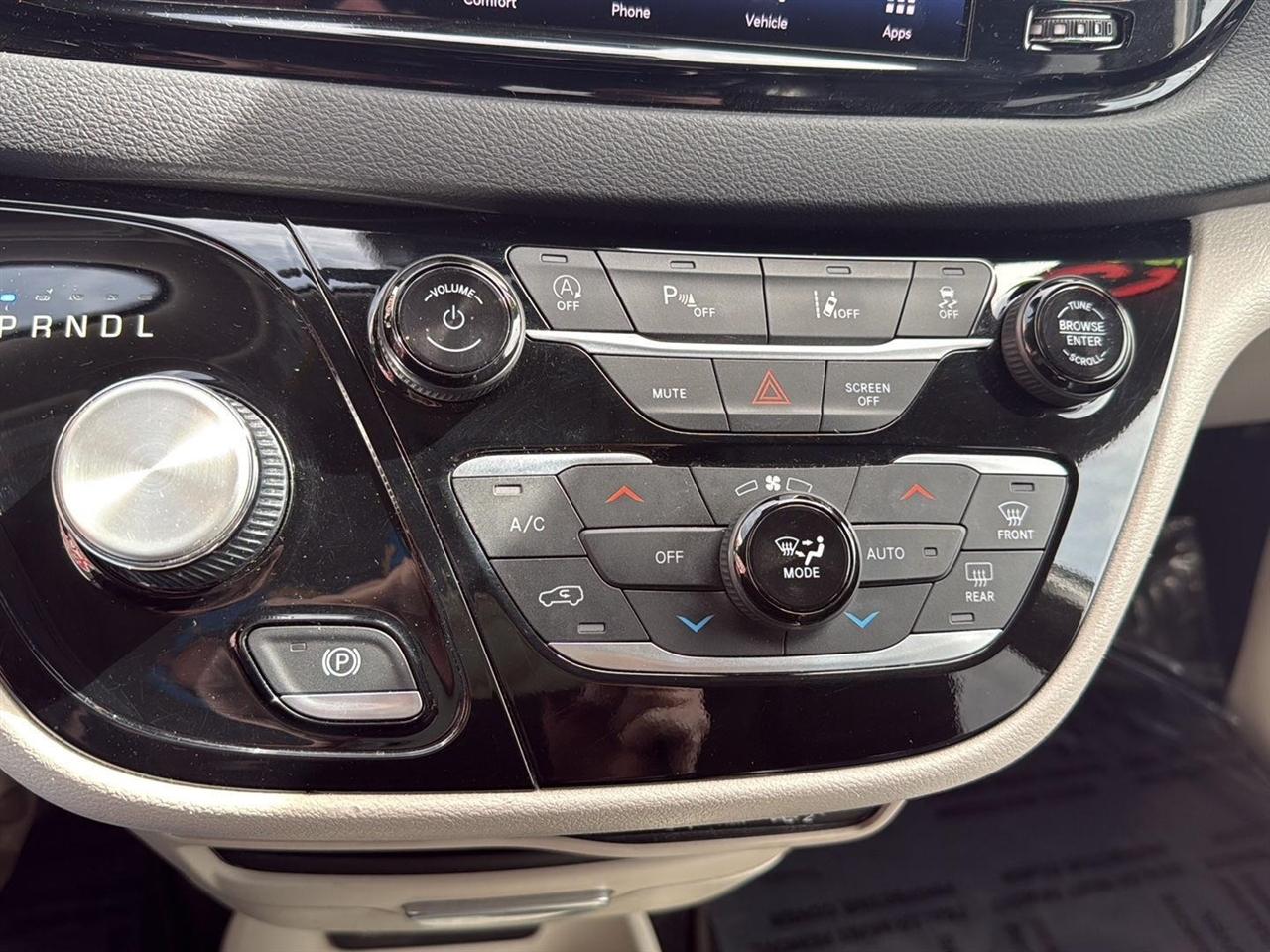 Chrysler Pacifica Touring L FWD 2023