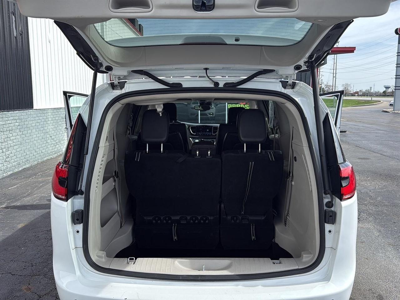 Chrysler Pacifica Touring L FWD 2023