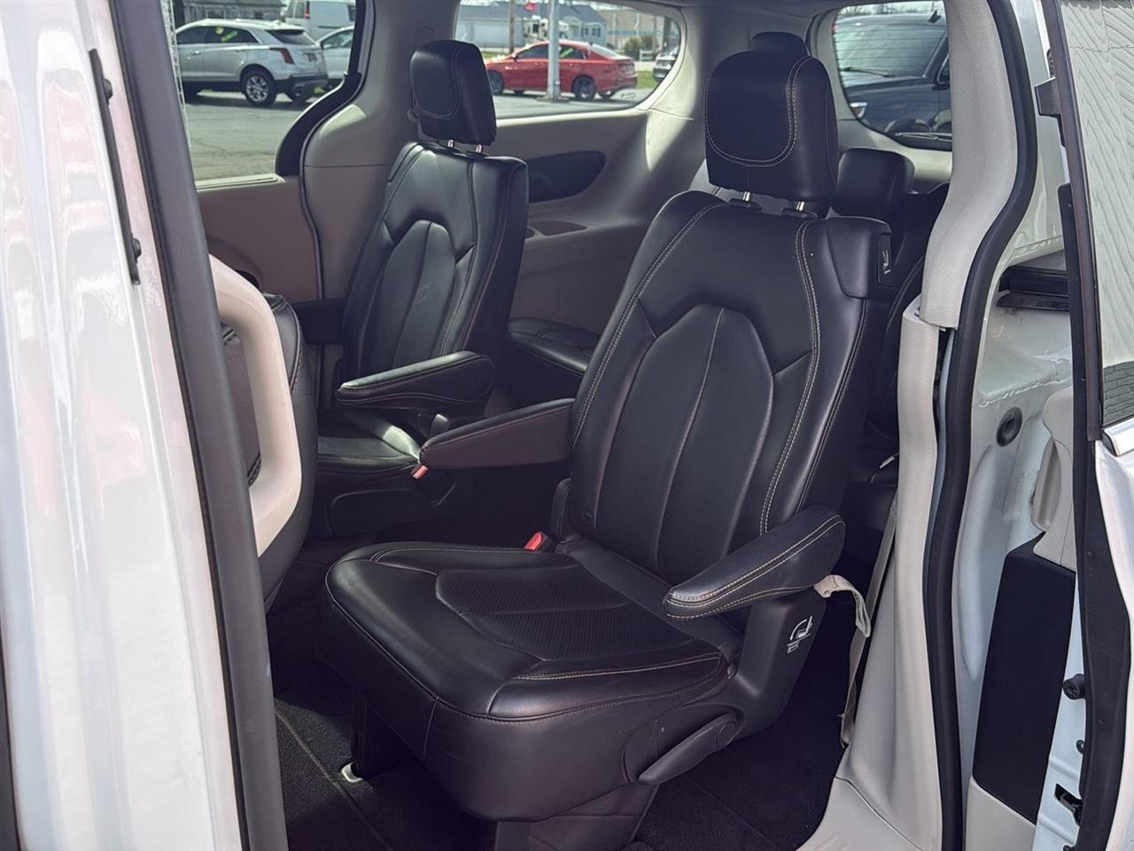 Chrysler Pacifica Touring L FWD 2023