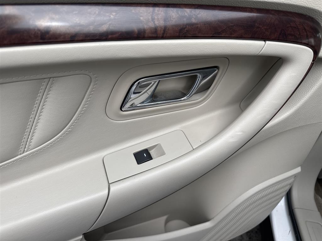Ford Taurus 4dr Sdn Limited FWD 2012