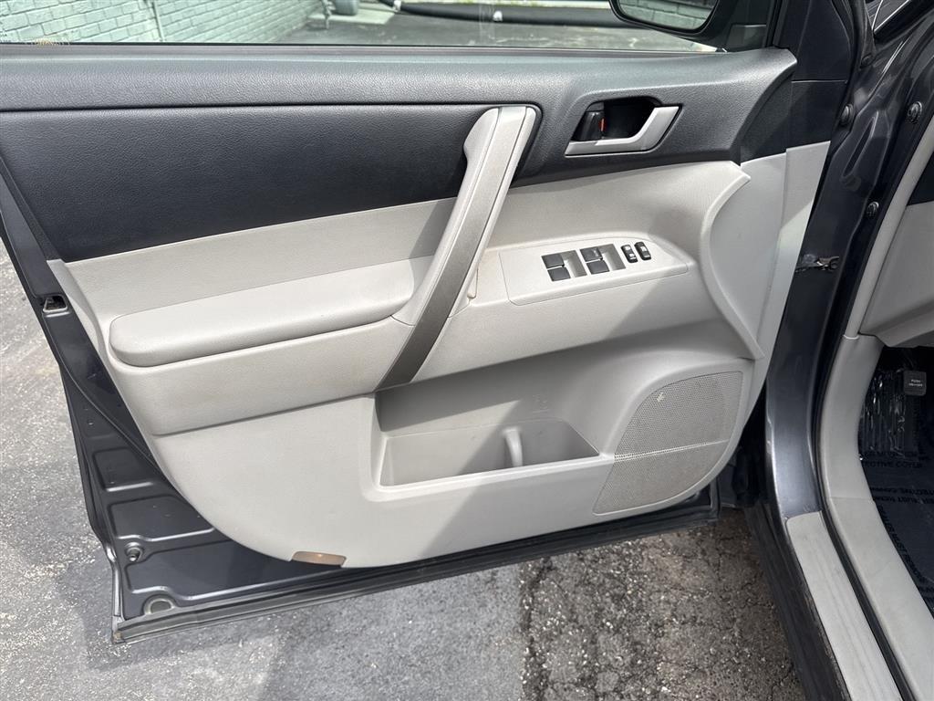 Toyota Highlander 4WD 4dr V6 (Natl) 2013