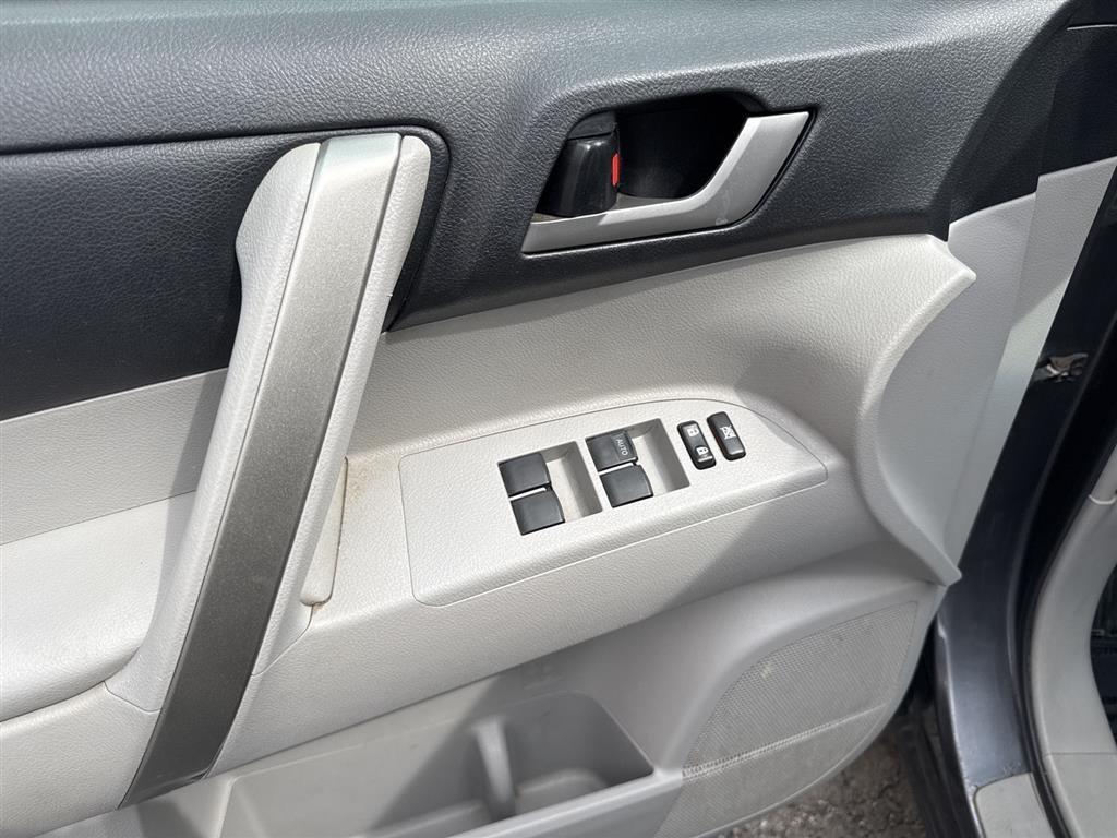 Toyota Highlander 4WD 4dr V6 (Natl) 2013