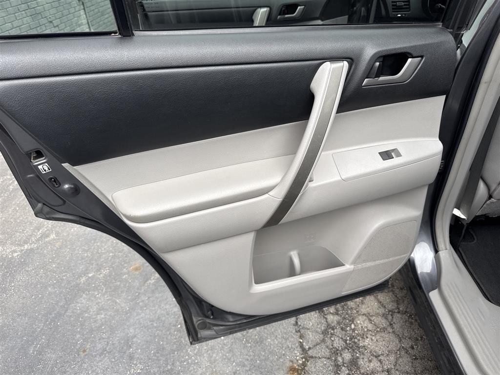 Toyota Highlander 4WD 4dr V6 (Natl) 2013