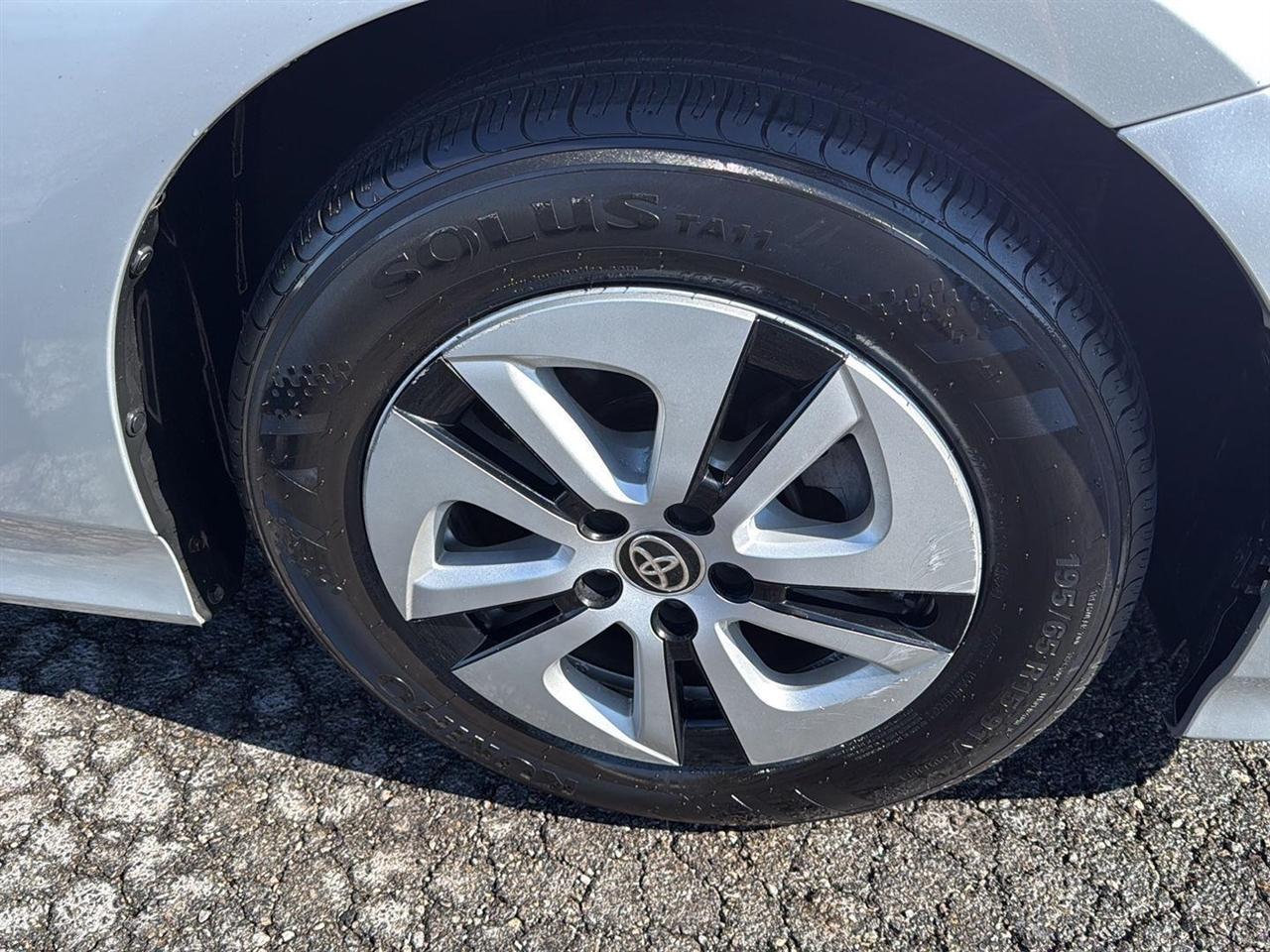Toyota Prius Three Touring (Natl) 2017