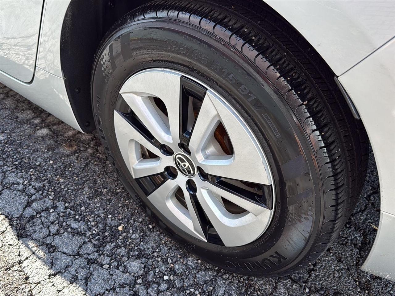 Toyota Prius Three Touring (Natl) 2017