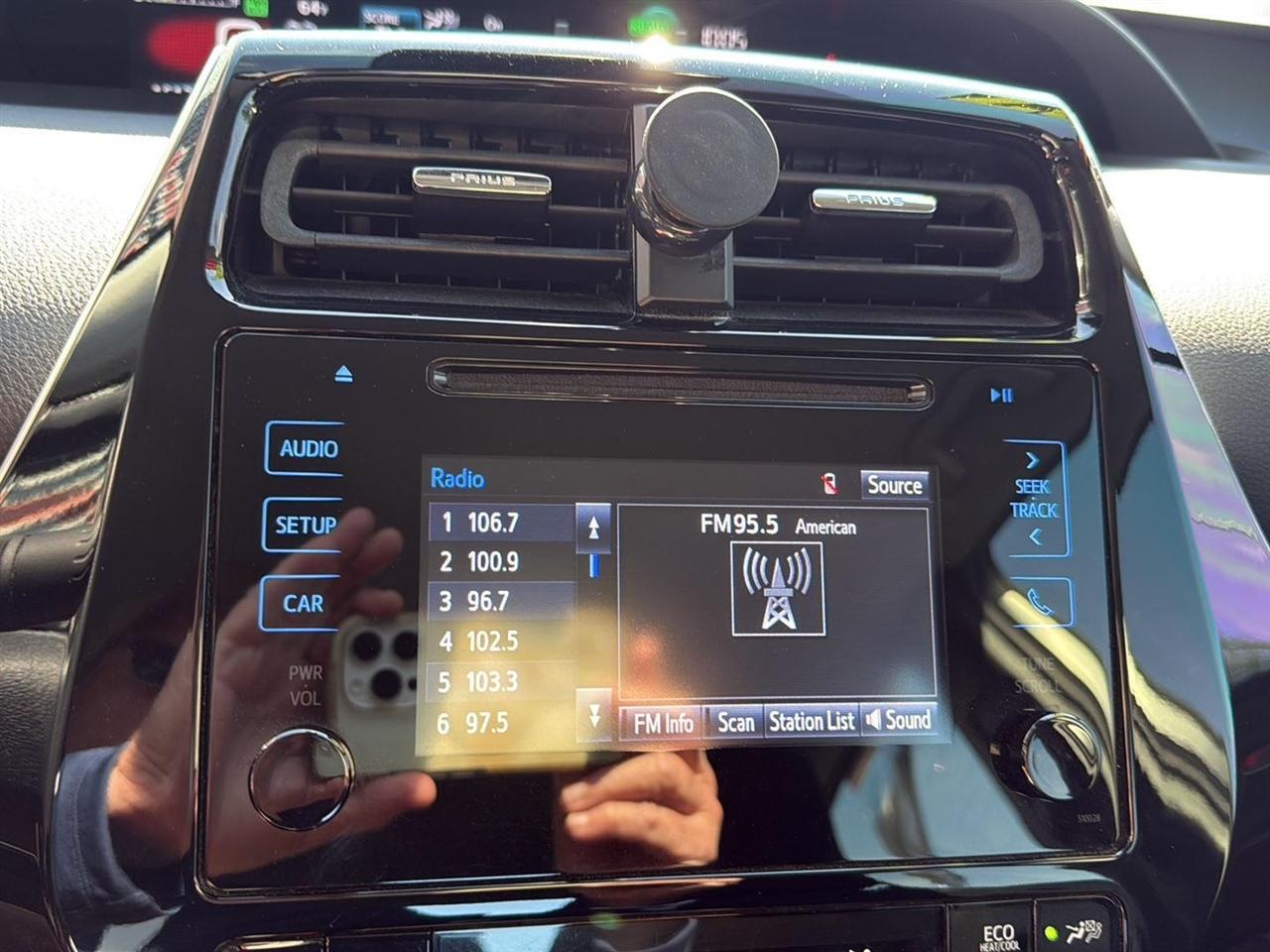 Toyota Prius Three Touring (Natl) 2017