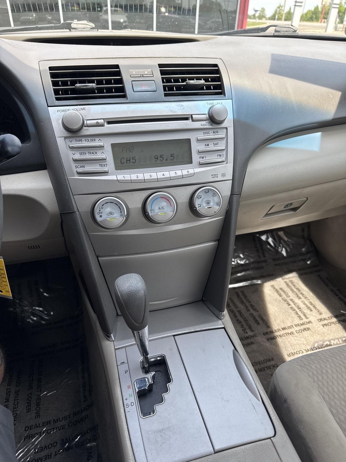 Toyota Camry 4dr Sdn I4 Man LE (Natl) 2011