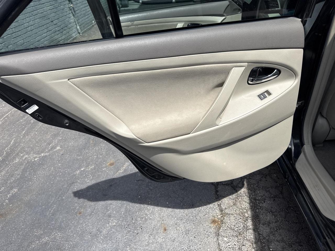 Toyota Camry 4dr Sdn I4 Man LE (Natl) 2011
