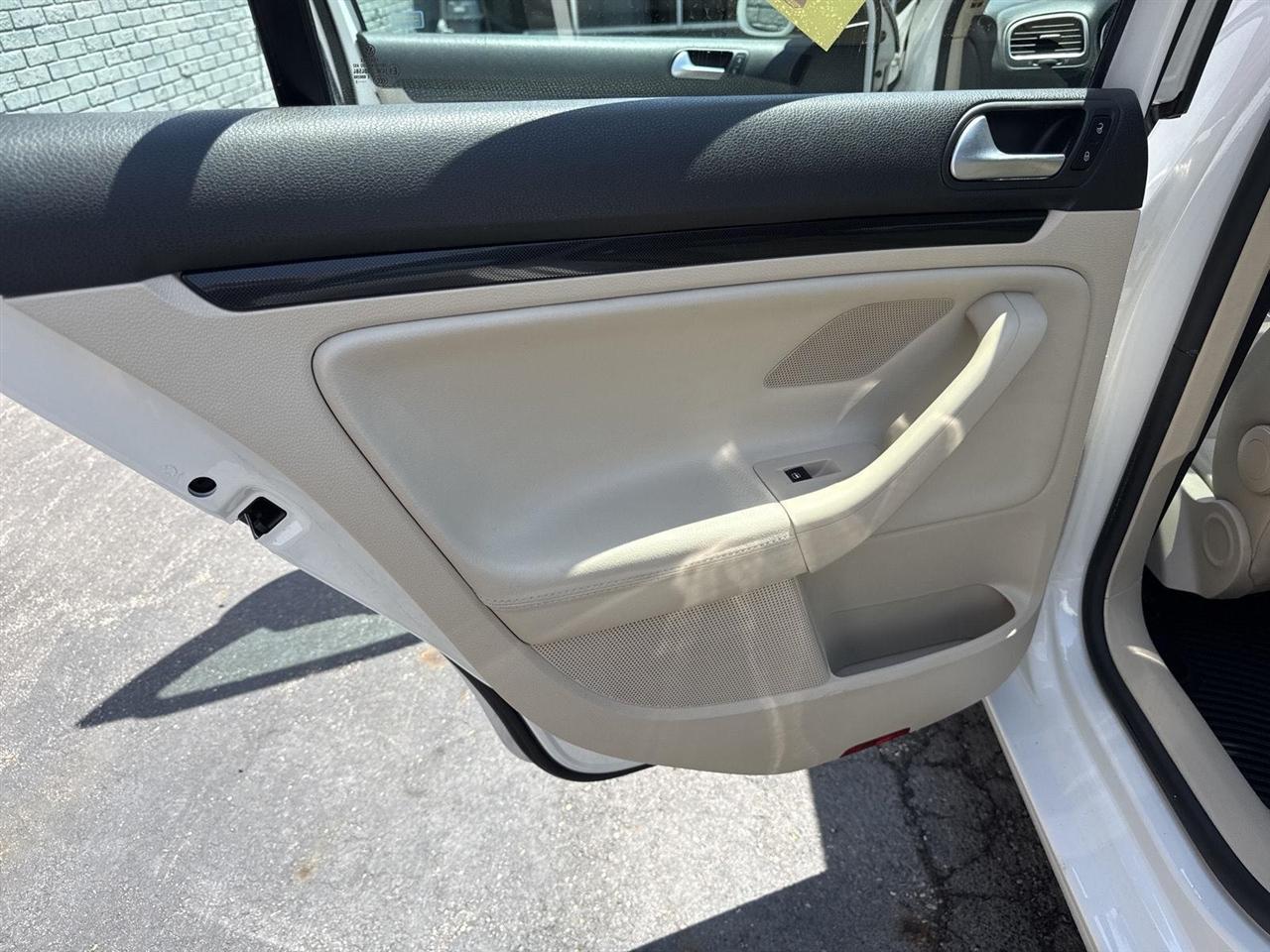 Volkswagen Jetta SportWagen 4dr DSG TDI w/Sunroof & Nav 2013