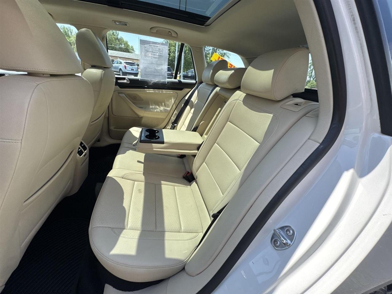 Volkswagen Jetta SportWagen 4dr DSG TDI w/Sunroof & Nav 2013