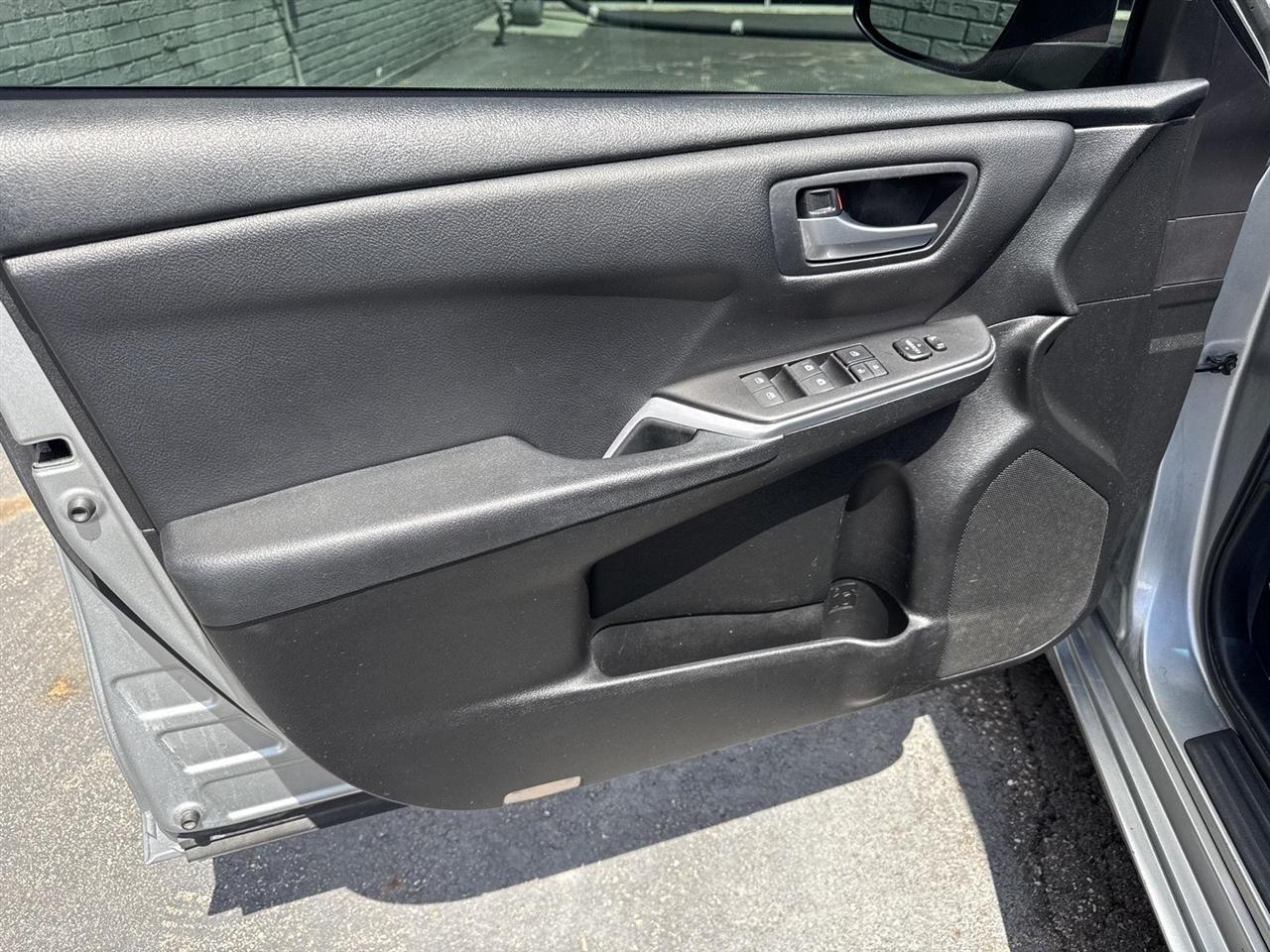 Toyota Camry XLE Auto (Natl) 2017