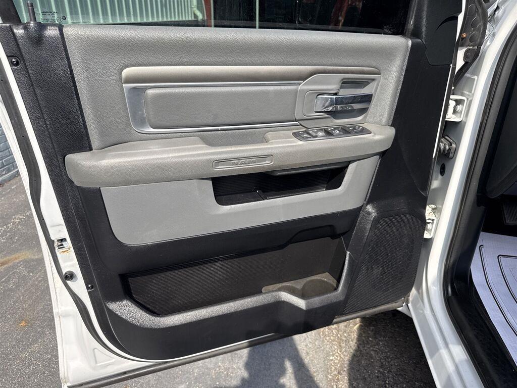RAM 1500 Big Horn 4x4 Crew Cab 5'7" Box 2017