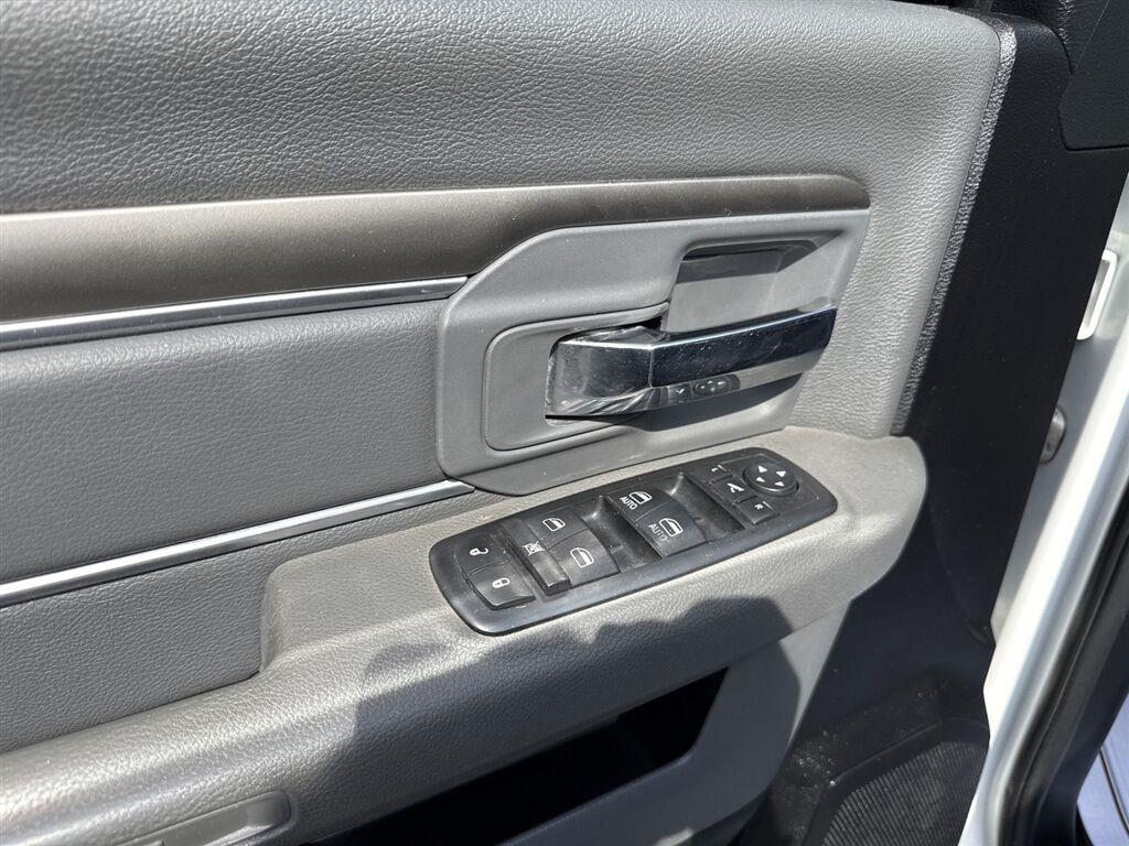 RAM 1500 Big Horn 4x4 Crew Cab 5'7" Box 2017