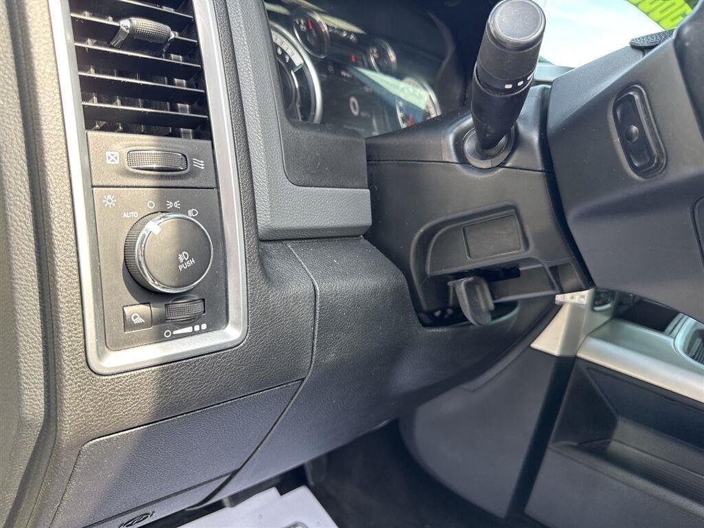 RAM 1500 Big Horn 4x4 Crew Cab 5'7" Box 2017