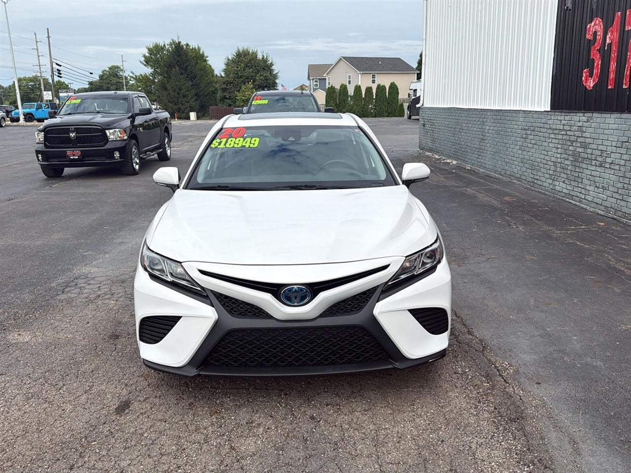 Toyota Camry Hybrid SE CVT (Natl) 2020